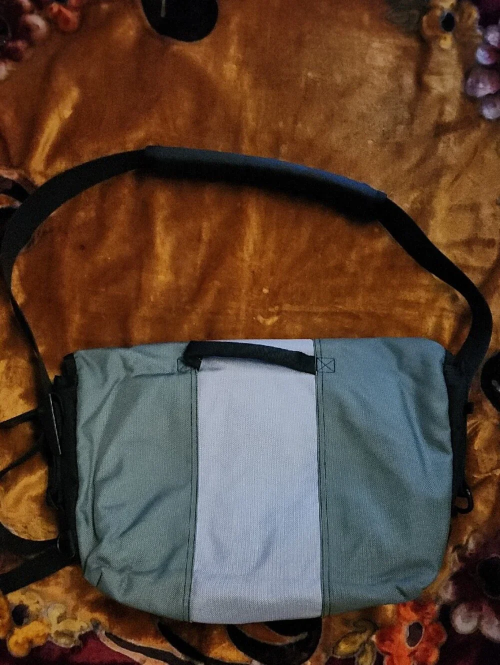 🤩SALE 🤩 Timbuk2 Light Gray and Green Messenger Bag with Black Trim